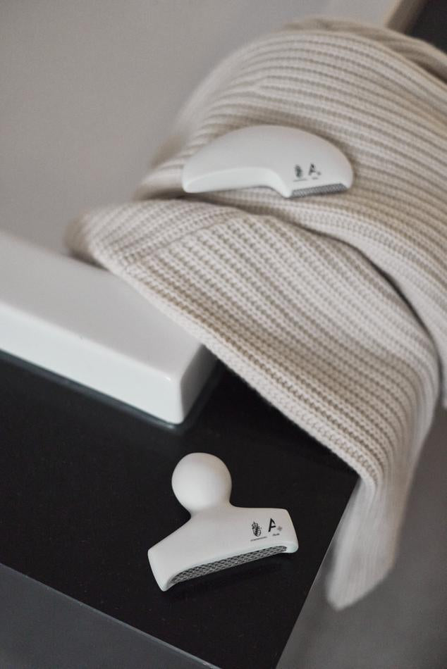 weiße Kaschmirkämme auf weißem Pullover
white cashmere stripes on a white jumper