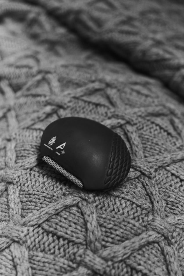 schwarzer Kaschmirkamm auf grauem Pullover
black cashmere comb on grey jumper