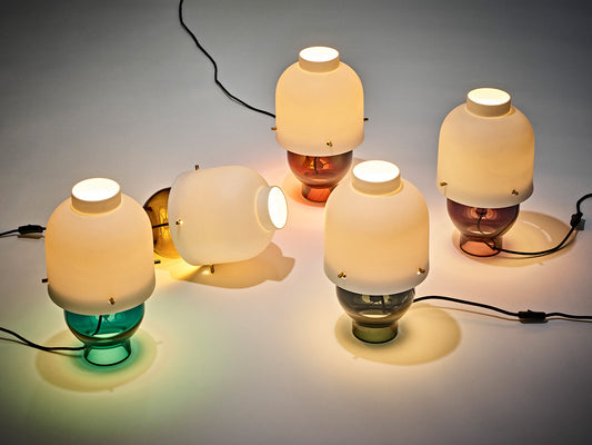 Colo Set Lampe | 2019 | Bernstein farbiger Fuss mit weiss biskuit Lampenschirm und mit Messingmontag