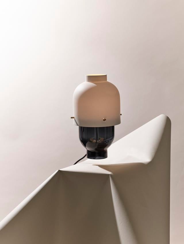 Colo Set Lampe | 2019 | Rauchgrau, weiss biskuit mit Messingmontage und Leuchtmittel