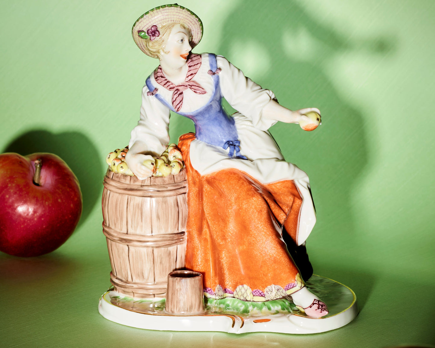 Porzellanfigur Apfelverkäuferin aus glasiertem Porzellan, fünfte Ansicht