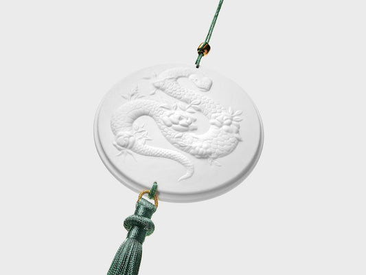 Schlangenmedaillon mit Quaste | weiss biskuit