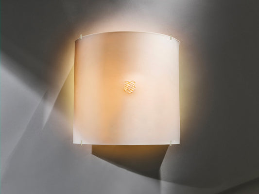 Porzellanwandleuchte „Luna Heritage“ von Nymphenburg, im eingeschalteten Zustand, montiert an einer Wand, mit sanftem Lichtschein.
Porcelain wall lamp “Luna Heritage” by Nymphenburg, illuminated and mounted on a wall, with a soft ambient glow.