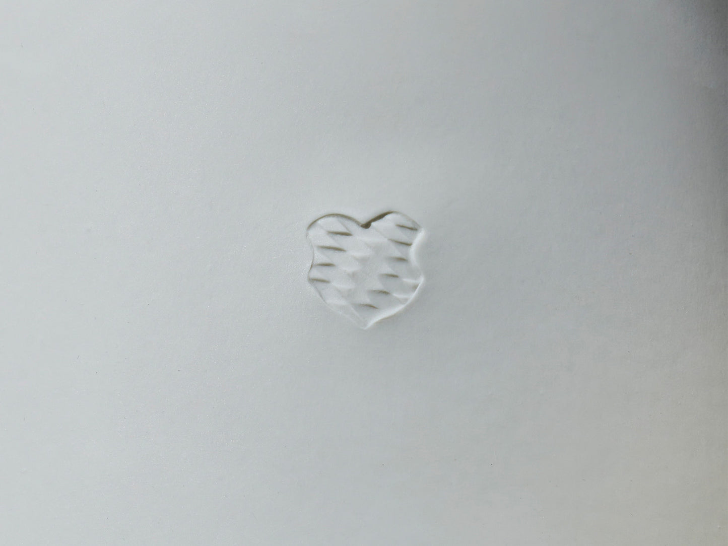 Detailaufnahme der geprägten Wappenstruktur der Porzellanwandleuchte „Luna Heritage“.
Detail of the embossed crest structure on the “Luna Heritage” porcelain wall lamp.