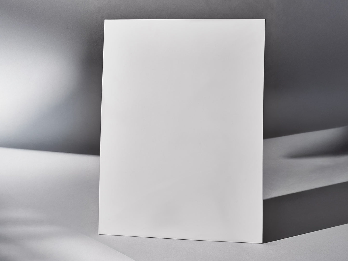 Biskuitfliese stehend vor grauem Hintergrund, frontal aufgenommen.
Biscuit tile standing upright against grey background, front view.