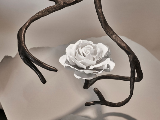 Hängeleuchte Orpheus | xx cm | Bronzeast mit weiß glasierter Rose