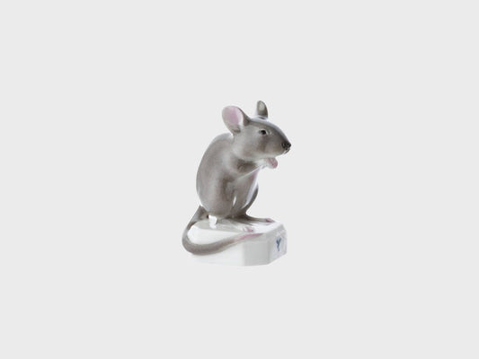 sitzende Maus Karl | 474 | 7 cm | Unterglasurmalerei | Ausführung I in grau