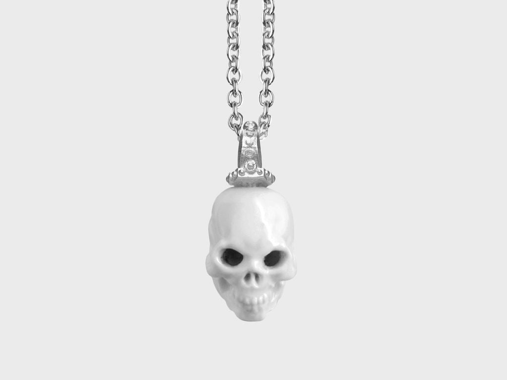 Schmuck | 2224 | Totenkopf | weiss glasiert, mit Silberöse