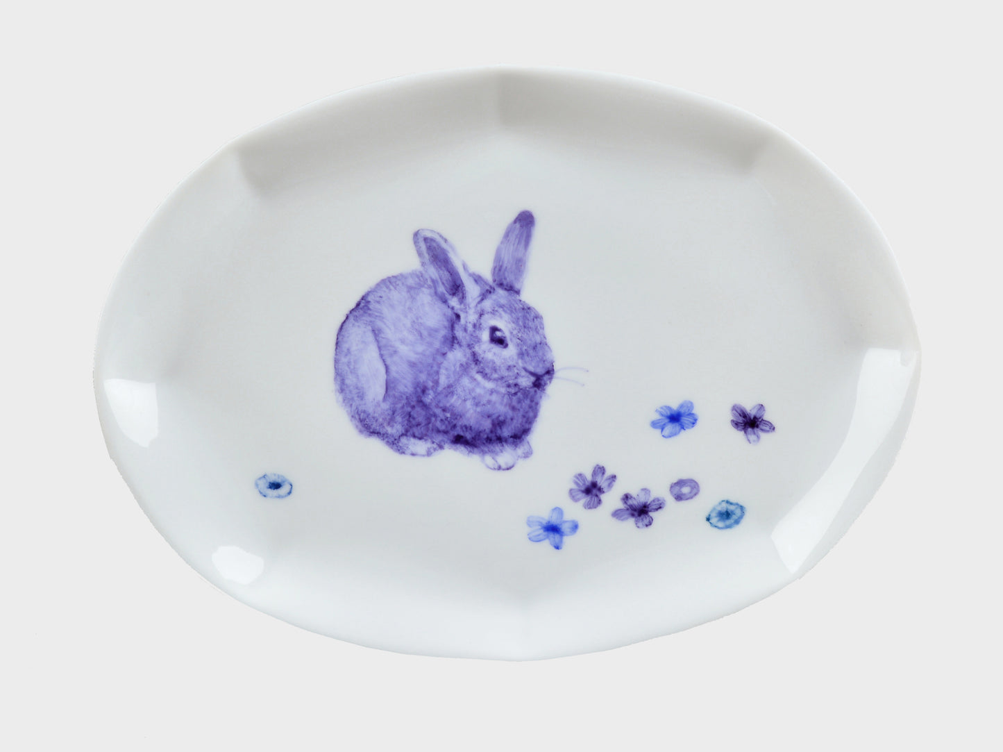 Künstler Original Ruth Gurvich | Lightscape Ovaler Teller Hase hockend Violett mit Blumen #ID247