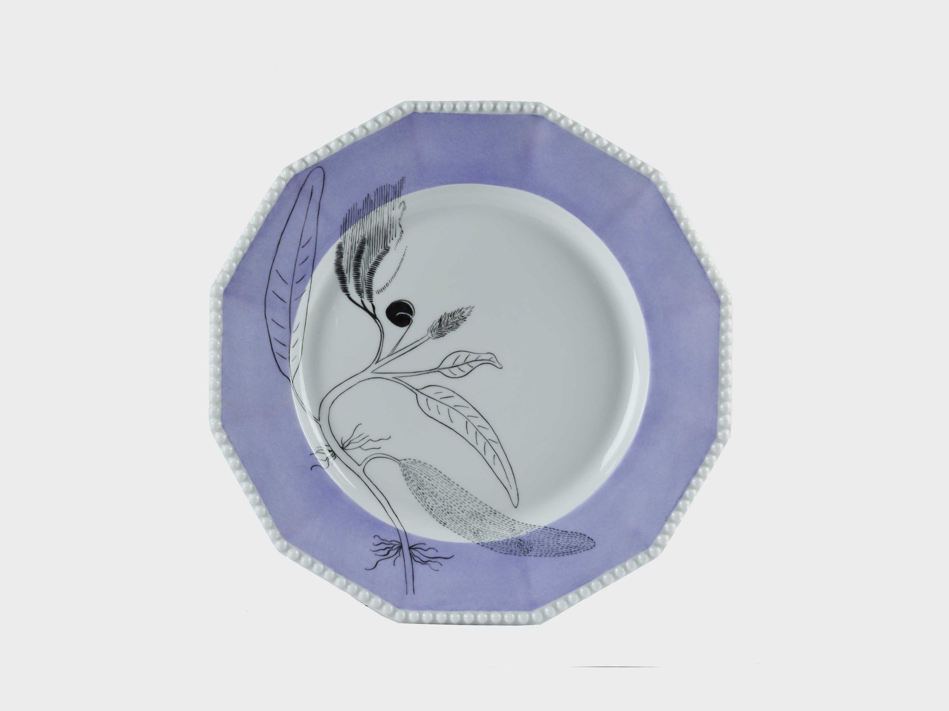 Achteckiger Porzellanteller mit perlförmigem Rand. Der breite Rand ist lavendelfarben glasiert. Im linken Bereich des Tellers ist eine feine, schwarze botanische Zeichnung mit stilisierten Blättern und Samen dargestellt.

Octagonal porcelain plate with a beaded rim. The wide rim is glazed in lavender. A fine black botanical illustration with stylized leaves and seeds is shown on the left side of the plate.