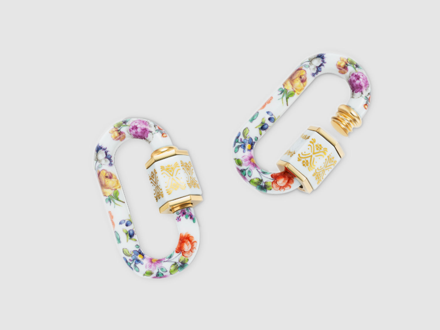 Porzellan-Schloss „Lock“ von Marla Aaron x Nymphenburg, handbemalt mit Blumenbukett und goldfarbenem Schraubverschluss, freigestellt.

Porcelain “Lock” by Marla Aaron x Nymphenburg, hand-painted floral décor with gold-tone screw clasp, cut-out on light grey.