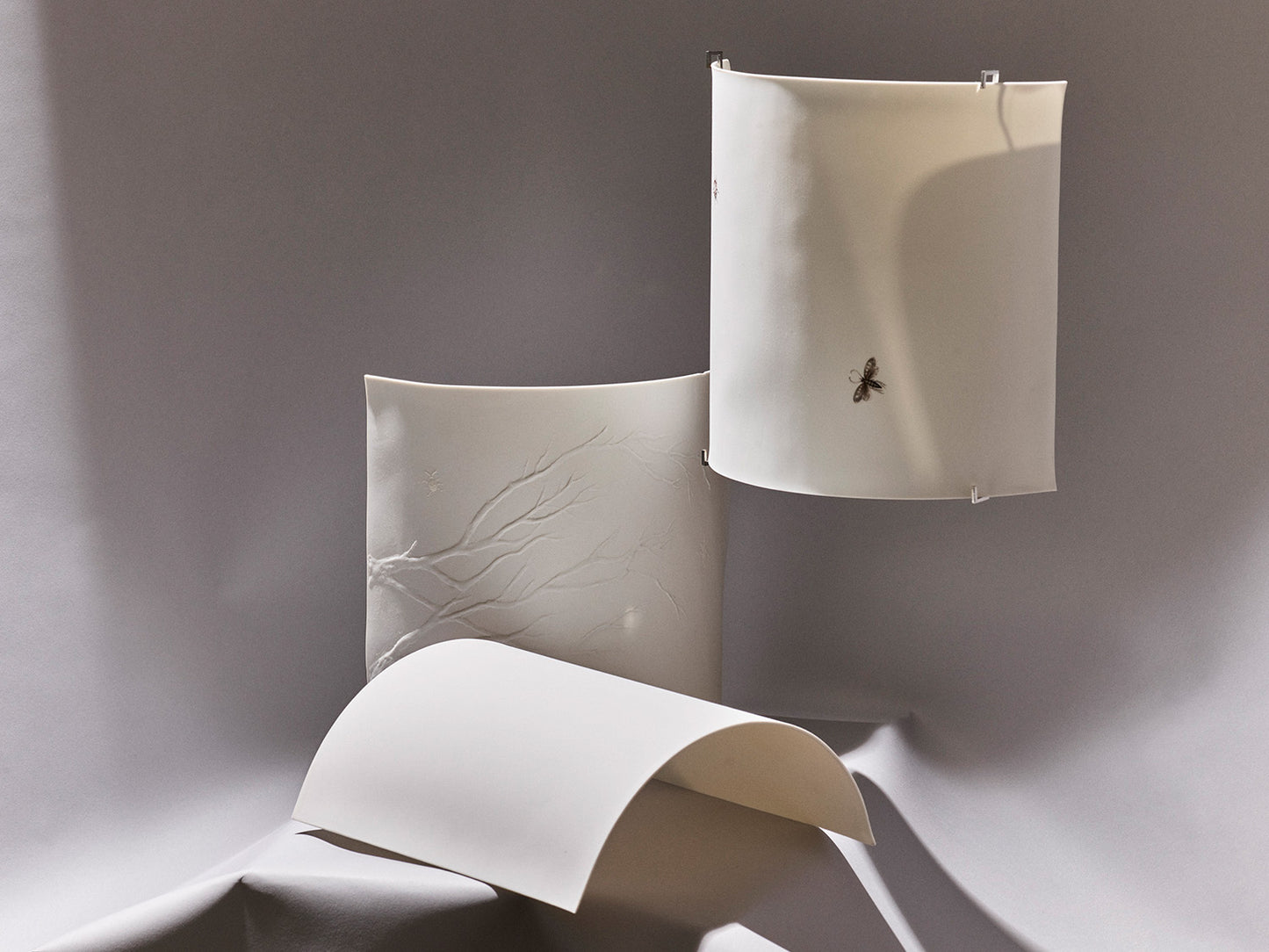 Komposition aus drei Luna-Wandleuchten: „Luna Relief“, „Luna Motive“ und „Luna Pure“ nebeneinander arrangiert.

Composition of three Luna wall lamps: “Luna Relief”, “Luna Motive”, and “Luna Pure” arranged together.