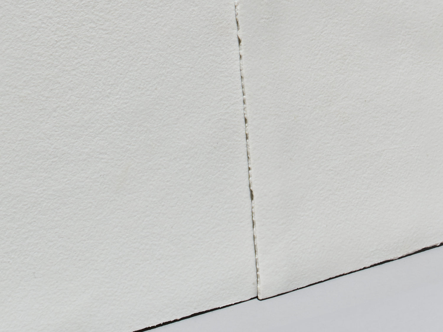 Detailaufnahme zweier unglasierter Porzellanfliesen mit matter, strukturierter Oberfläche und sichtbarem Fugenverlauf.

Detail view of two unglazed porcelain tiles with a matte, textured surface and a visible grout line.