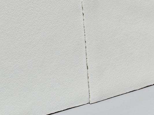 Detailaufnahme zweier unglasierter Porzellanfliesen mit matter, strukturierter Oberfläche und sichtbarem Fugenverlauf.

Detail view of two unglazed porcelain tiles with a matte, textured surface and a visible grout line.