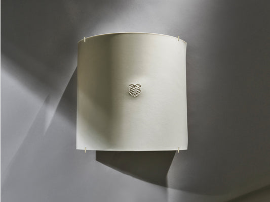 Porzellanwandleuchte „Luna Heritage“ von Nymphenburg, frontal aufgenommen, unbeleuchtet.

Porcelain wall lamp “Luna Heritage” by Nymphenburg, photographed from the front, unlit.