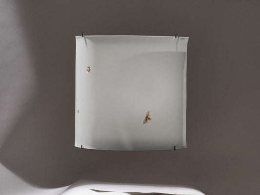 Wandleuchte „Luna Motive“ mit handgemalten Insektenmotiven, unbeleuchtet.
“Luna Motive” wall lamp with hand-painted insect motifs, unlit.