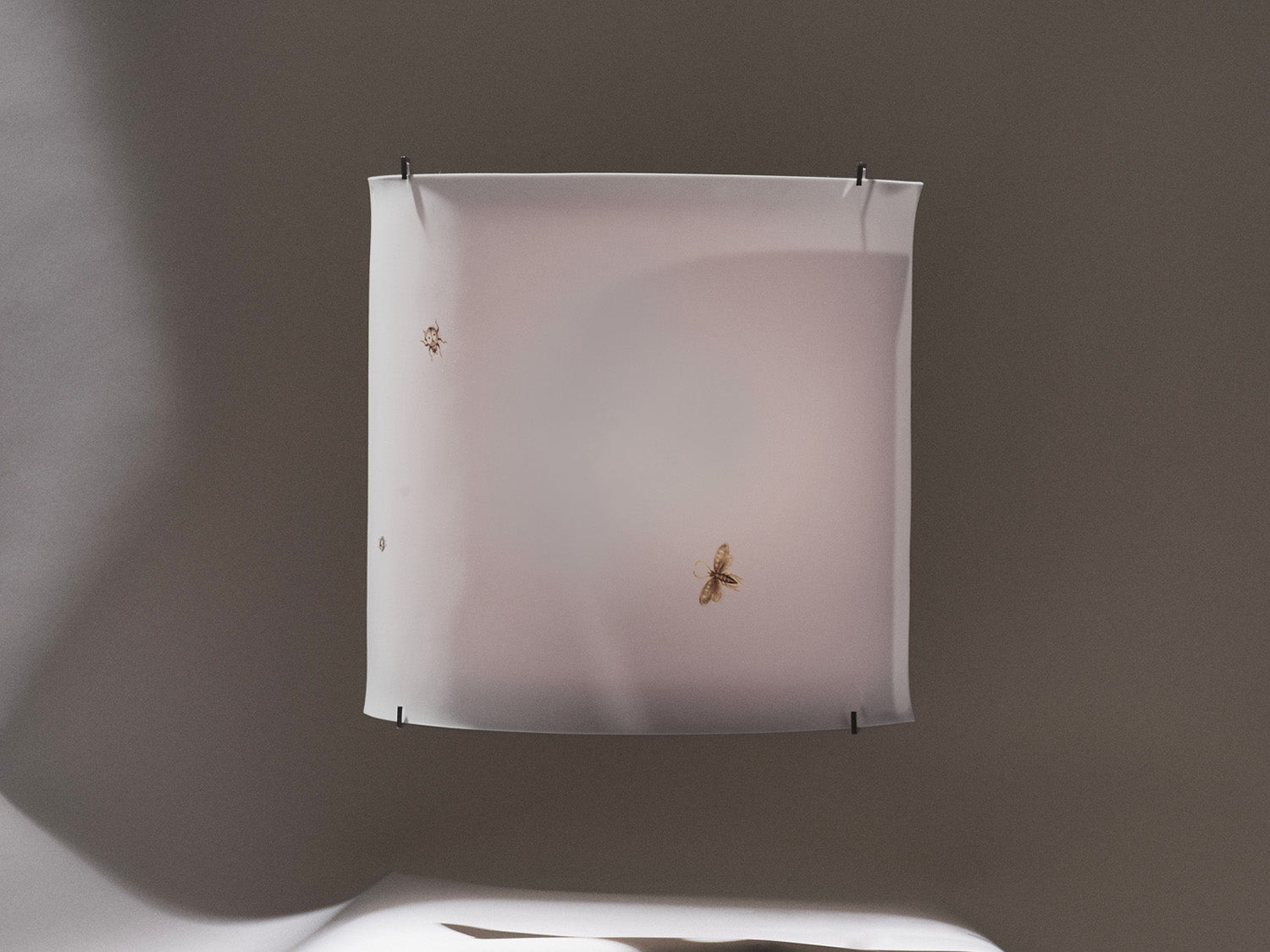 Wandleuchte „Luna Motive“ mit handgemalten Insektenmotiven, unbeleuchtet.

“Luna Motive” wall lamp with hand-painted insect motifs, unlit.