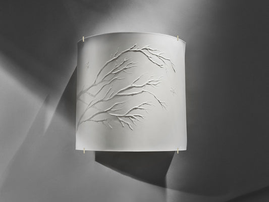 Wandleuchte aus weißem Biskuitporzellan mit eingeprägtem Zweigrelief, Licht aus.

White biscuit porcelain wall lamp with embossed branch relief, light off.