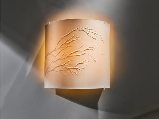 Leuchtende Wandleuchte aus Biskuitporzellan mit plastischem Zweigrelief und Insektenmotiv.
Illuminated biscuit porcelain wall lamp with sculpted branch relief and insect motif.