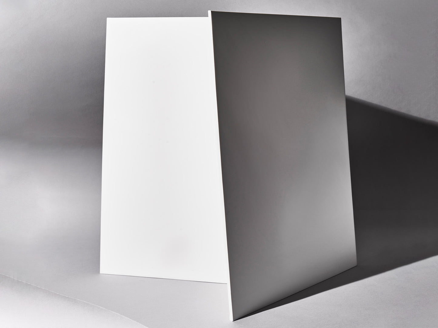 Zwei weiße Fliesen lehnen gegeneinander in Studioumgebung.

Two whote tiles leaning against each other in studio setting.