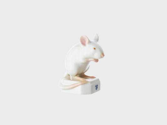 sitzende Maus Karl | 474 | 7 cm | Unterglasurmalerei | Ausführung II weiss-rosa