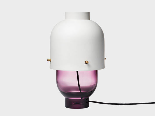 Colo Set Lampe | 2019 | Amethyst farbiger Fuss mit weiss biskuit Lampenschirm und mit Messingmontage